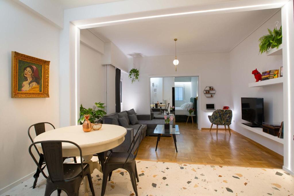 salon z kanapą i stołem w obiekcie O&O Group Ruby's Urban Residence Koukaki w Atenach