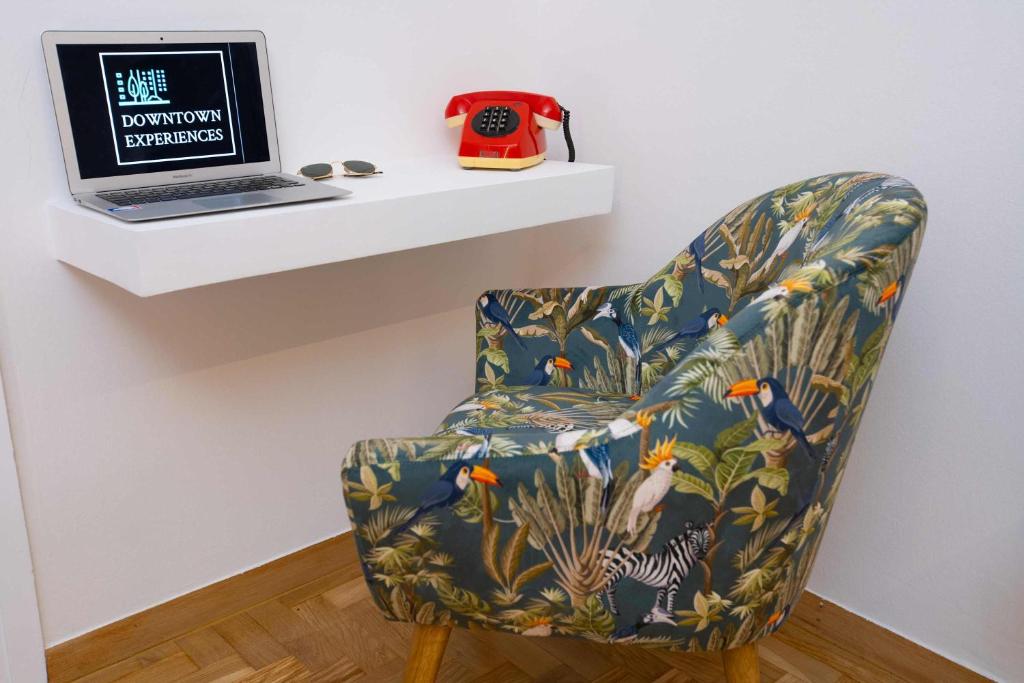 Telewizja i/lub zestaw kina domowego w obiekcie O&O Group Ruby's Urban Residence Koukaki