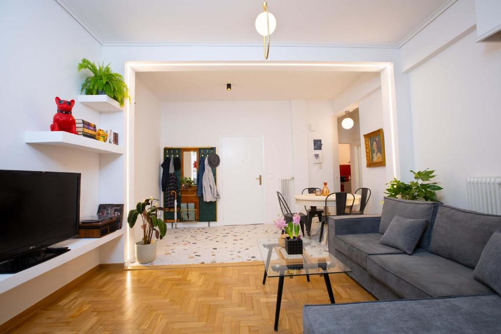 Telewizja i/lub zestaw kina domowego w obiekcie O&O Group Ruby's Urban Residence Koukaki