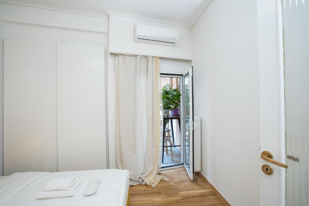 Łóżko lub łóżka w pokoju w obiekcie O&O Group Ruby's Urban Residence Koukaki