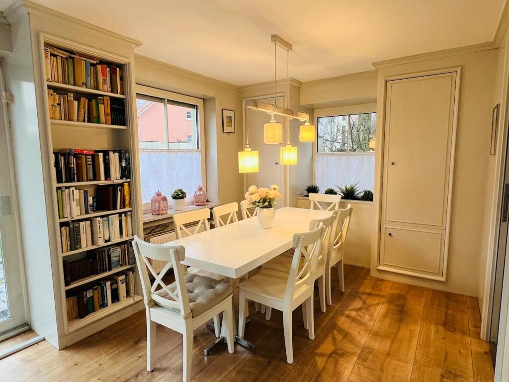 Η βιβλιοθήκη του διαμερίσματος