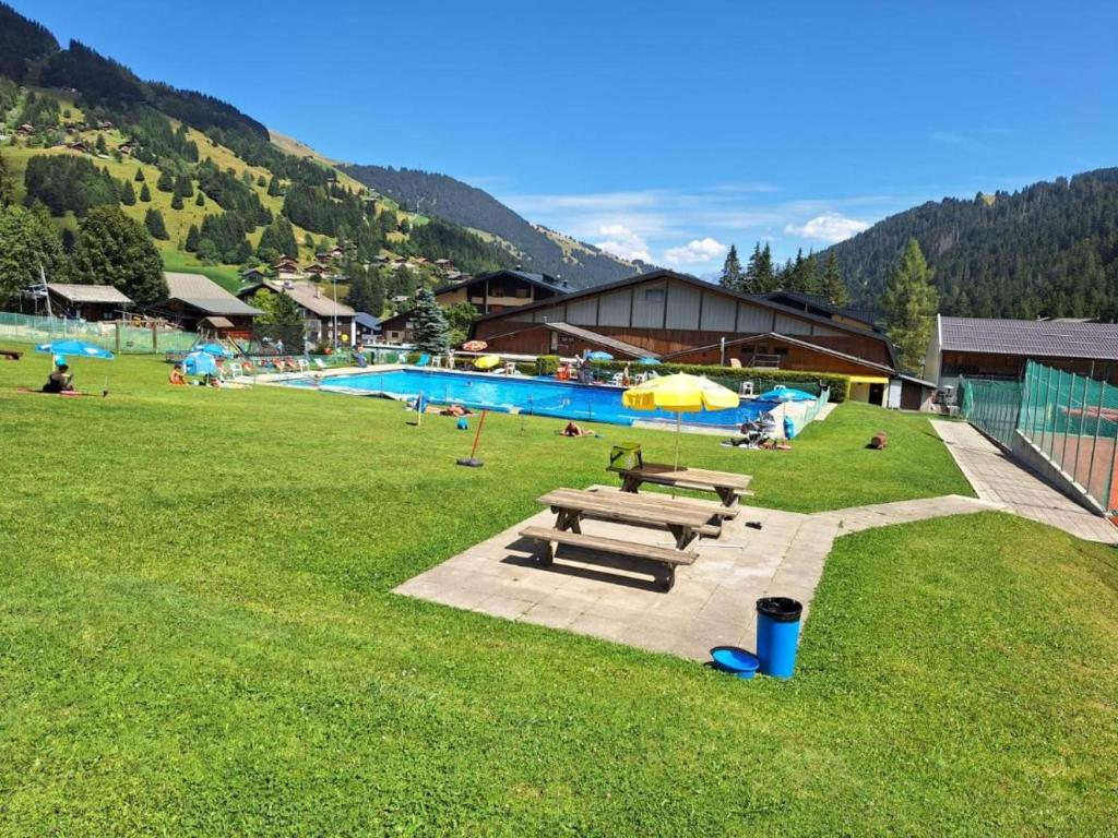 Bazén v ubytování Morgins Cosy, Ski-in & out, Parking, Vue, Central, Wifi nebo v jeho okolí