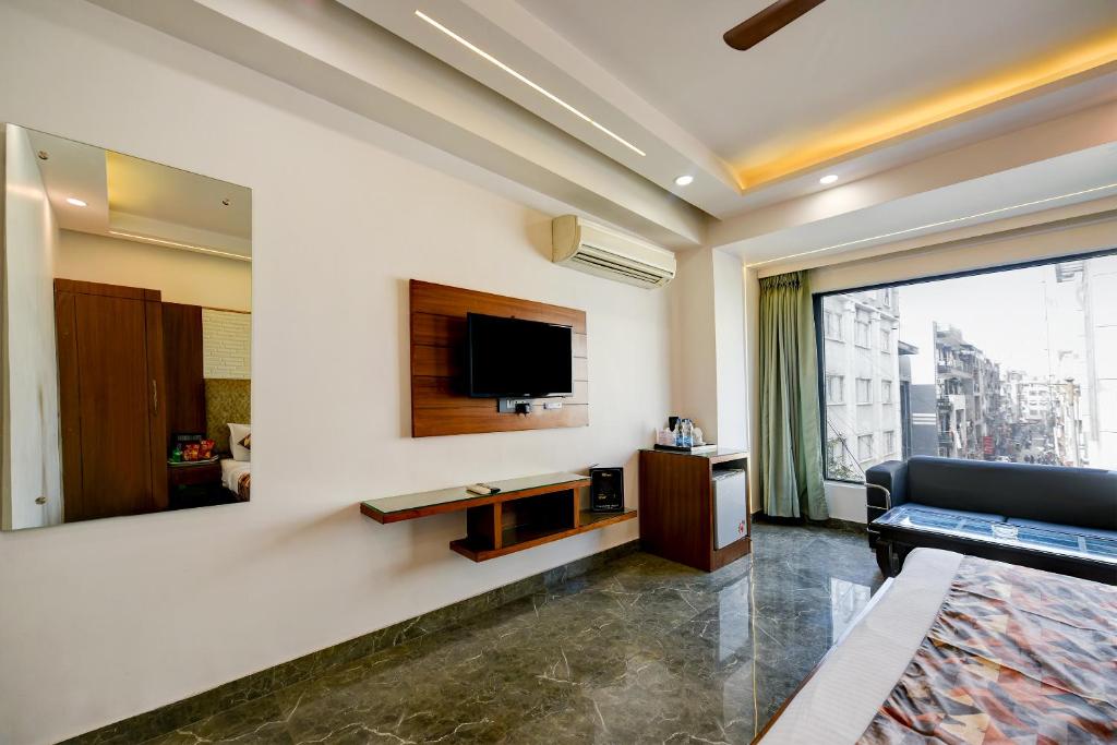 TV a/nebo společenská místnost v ubytování Hotel Sohana Palace Near New Delhi Railway Station and Connaught Place
