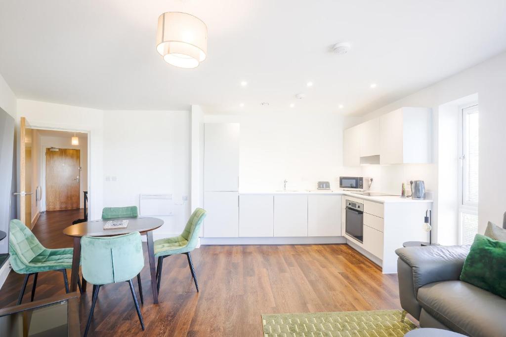 Kuchyň nebo kuchyňský kout v ubytování Spacious, modern apartment close to Bicester Village