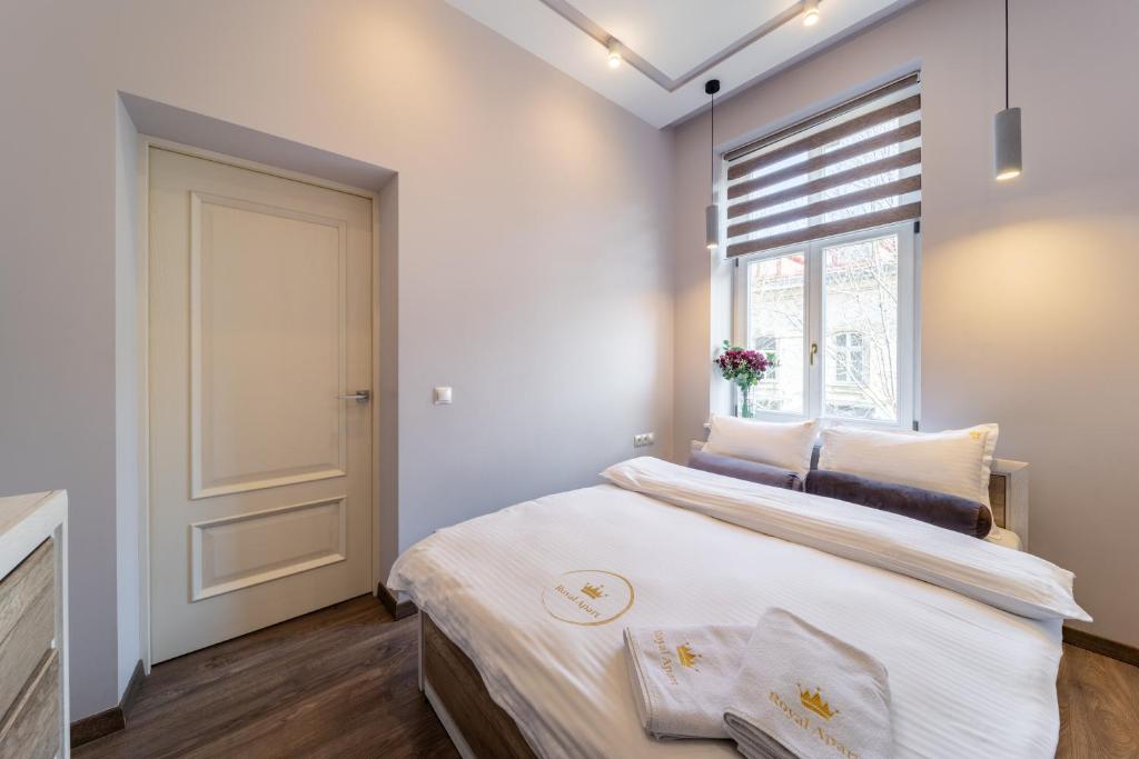 Royal apartment on Kovzhyna 6 головне фото