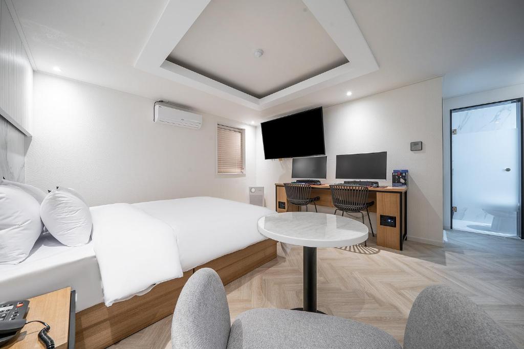 TV a/nebo společenská místnost v ubytování Story 9 Hotel