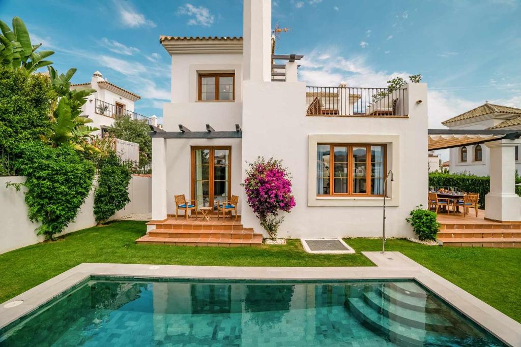 Villa con piscina climatizada y vistas al Golf