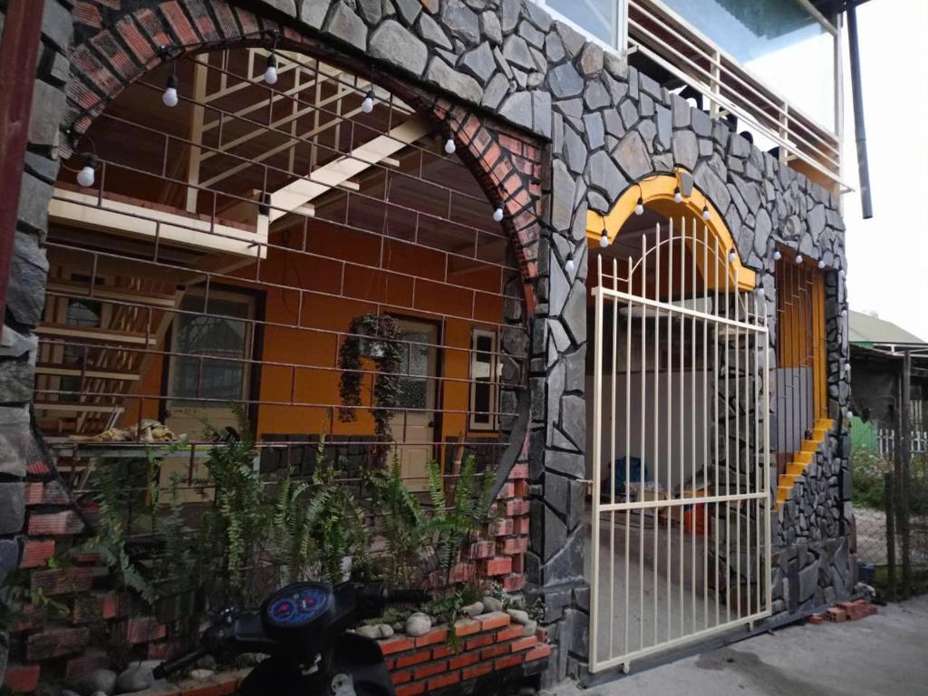 Το κτήριο όπου στεγάζεται  το δωμάτιο σε οικογενειακή κατοικία