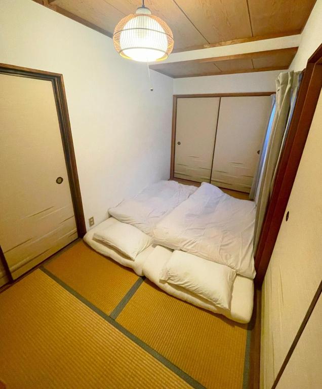 Postel nebo postele na pokoji v ubytování haruhi 1日1組限定の静かな隠れ家 フィンランド式サウナ 犬連れOK