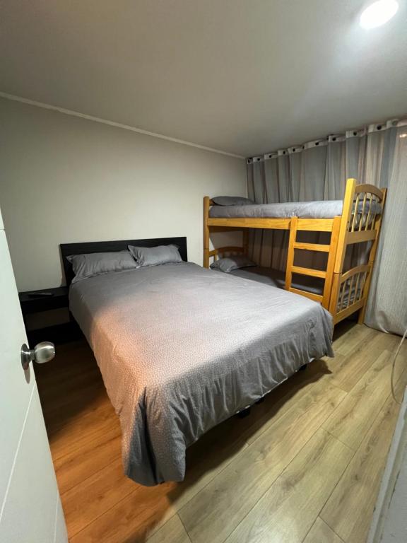 サンティアゴにあるDepartamento Santiagoのウッドフロアのベッドルーム1室(二段ベッド2組付)