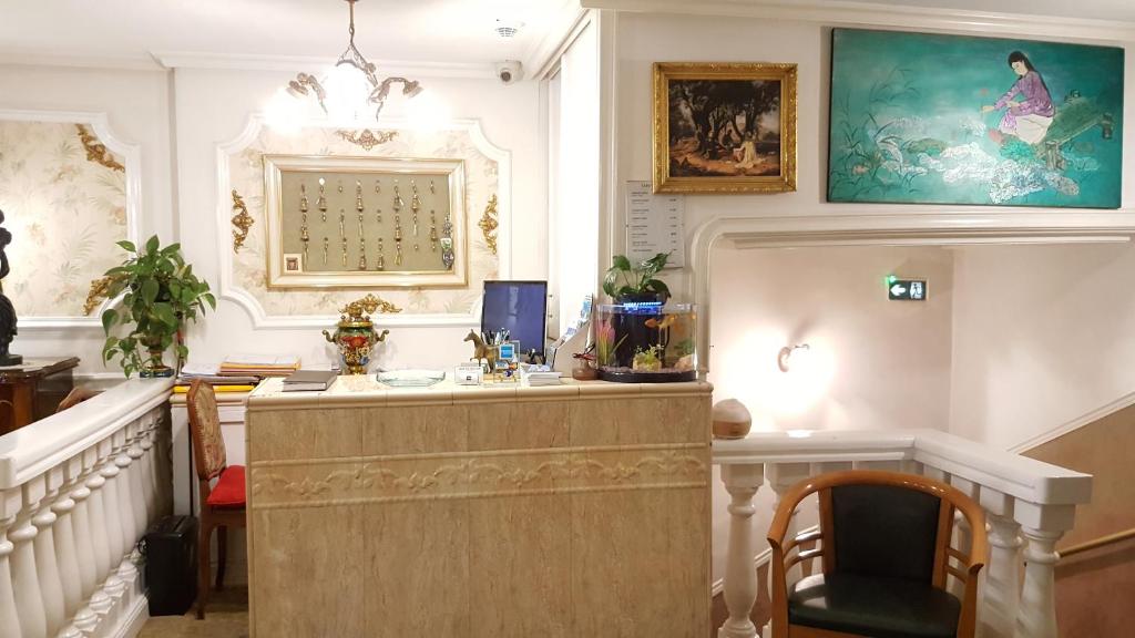 un salone con scrivania e sedia in camera di Hotel Relax a Marsiglia