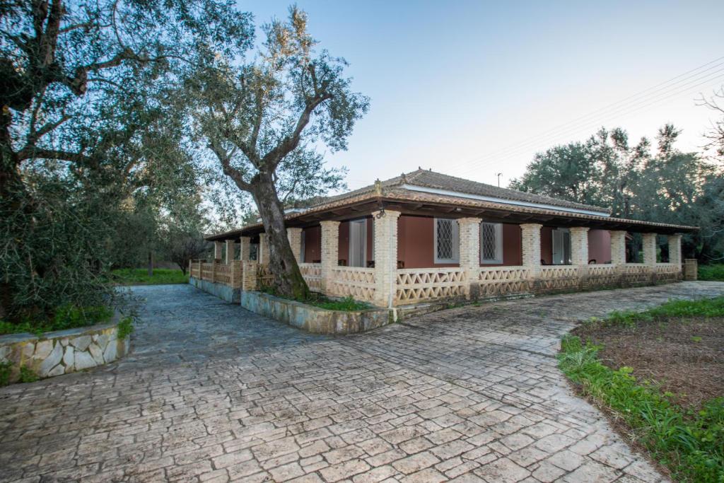 El edificio en el que está la casa vacacional