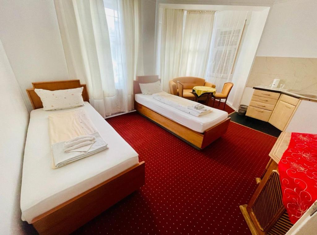 Postel nebo postele na pokoji v ubytování Pension De Lux Augsburg
