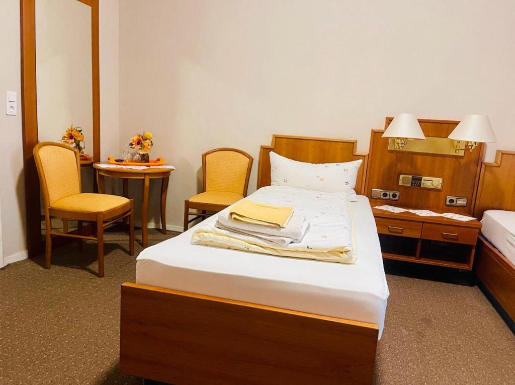 Postel nebo postele na pokoji v ubytování Pension De Lux Augsburg