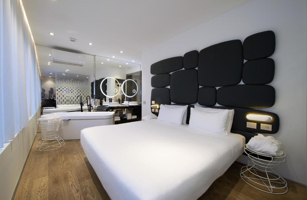 Postel nebo postele na pokoji v ubytování The Street Milano Duomo | a Design Boutique Hotel