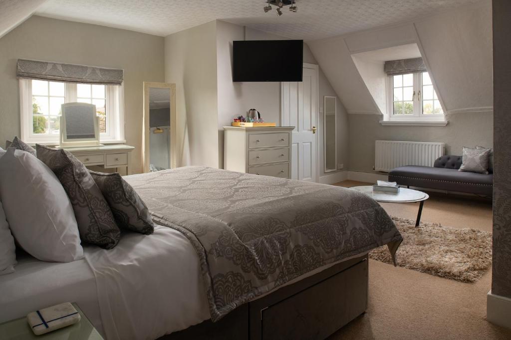 a bedroom with a bed and a living room at Springfield House - Birmingham Airport & NEC in Coleshill