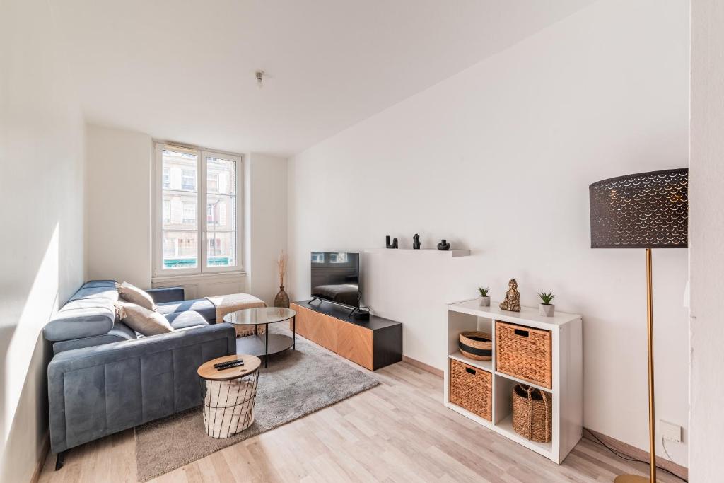un salon avec un canapé et une table dans l'établissement Chaleureux & Lumineux T3 Strasbourg-Centre, à Strasbourg