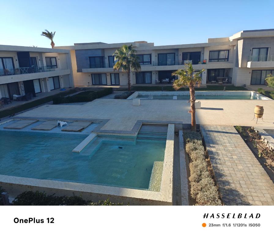 una gran piscina frente a un edificio en Luxury stay, en El Gouna