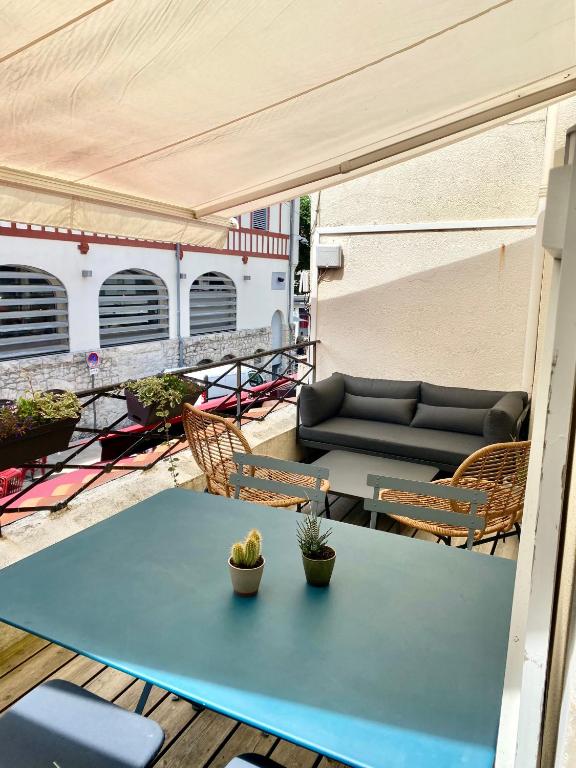 - une table et des chaises sur une terrasse avec une tente dans l'établissement Superbe- 2 terraces hypercentre plage 5mn à pied, à Biarritz