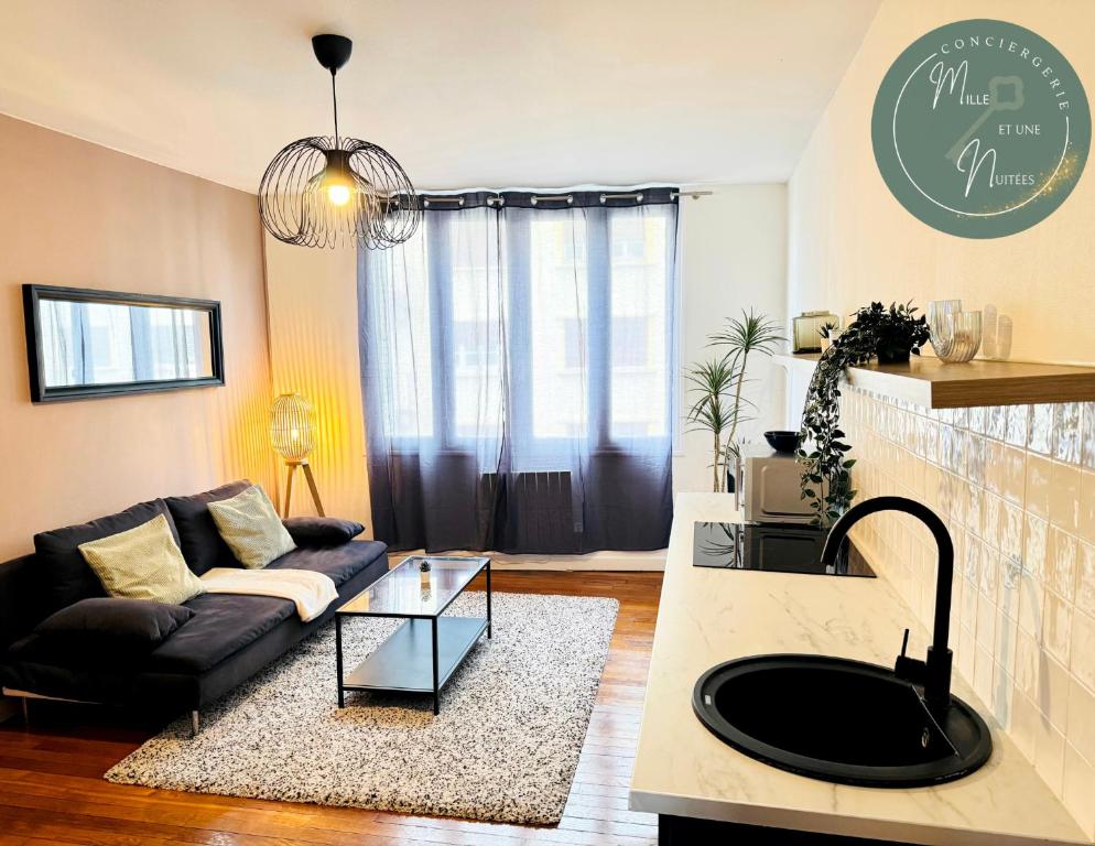 un salon avec un canapé et une table dans l'établissement Le Charme de Champagne - Proche Centre - Spacieux 3 chambres, à Troyes