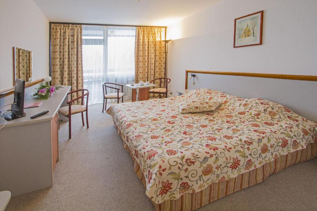 Postel nebo postele na pokoji v ubytování Hotel Samokov