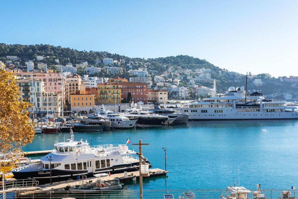 un groupe de bateaux amarrés dans un port dans l'établissement PORT LYMPIA AP4429 By Riviera Holiday Homes, à Nice