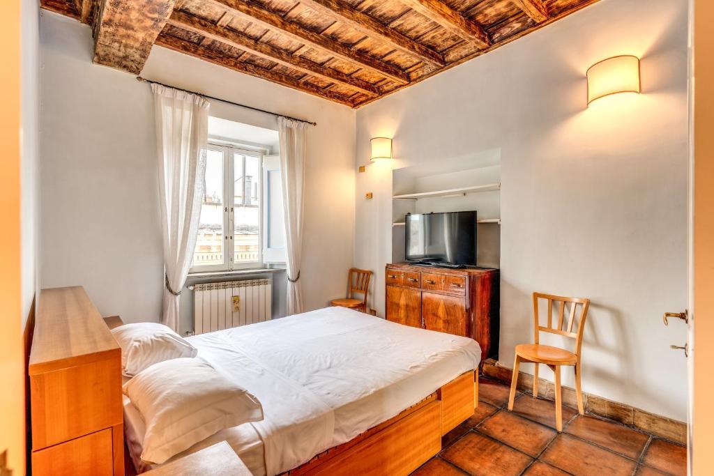 Flat with Lovely Views near Piazza Navona
