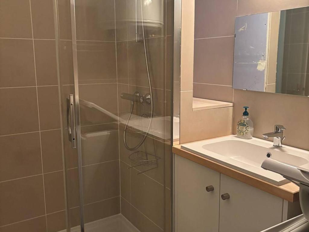 Kúpeľňa v ubytovaní Studio cosy avec balcon, parking et Wifi - 2 pers, proche thermes et centre ville - FR-1-703-11