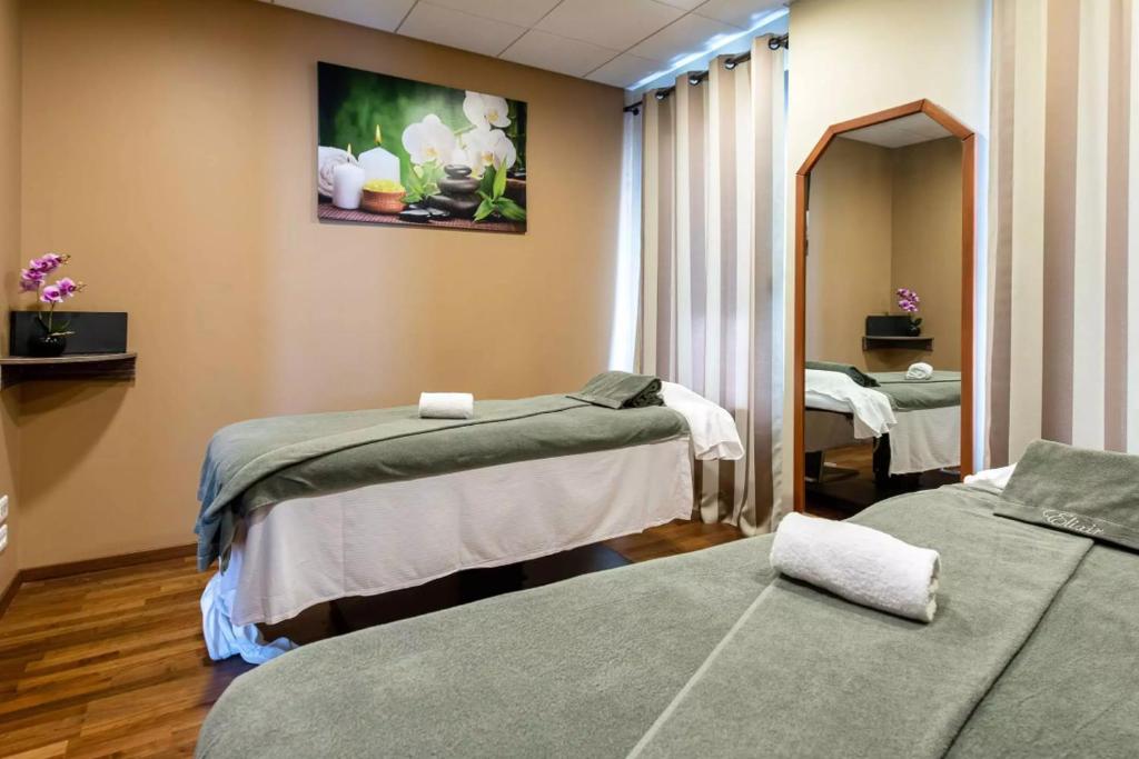Postel nebo postele na pokoji v ubytování Best Western PLUS Elixir Grasse