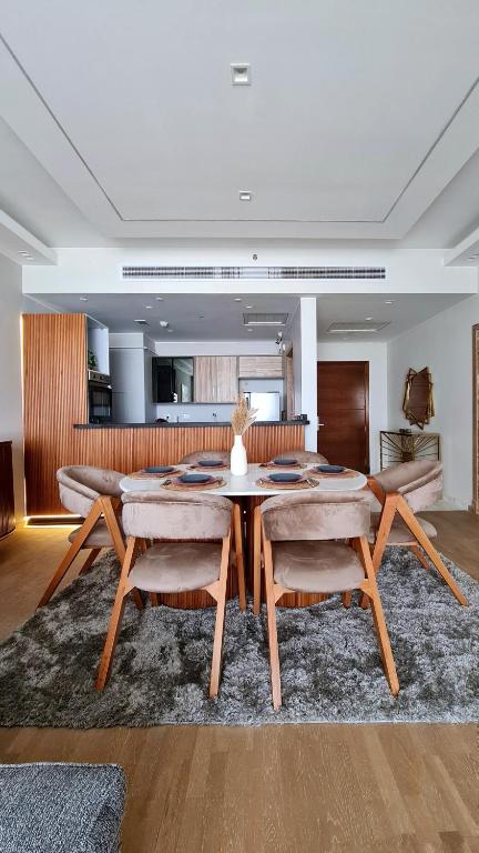 Posezení v ubytování Axxodia- Apartments In Aeon Towers