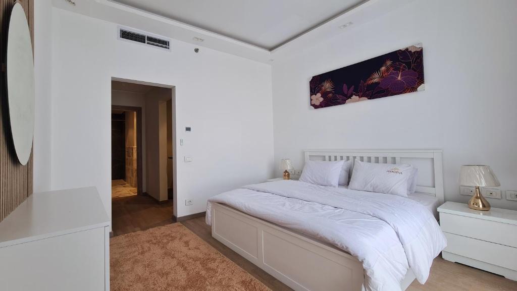 Postel nebo postele na pokoji v ubytování Axxodia- Apartments In Aeon Towers