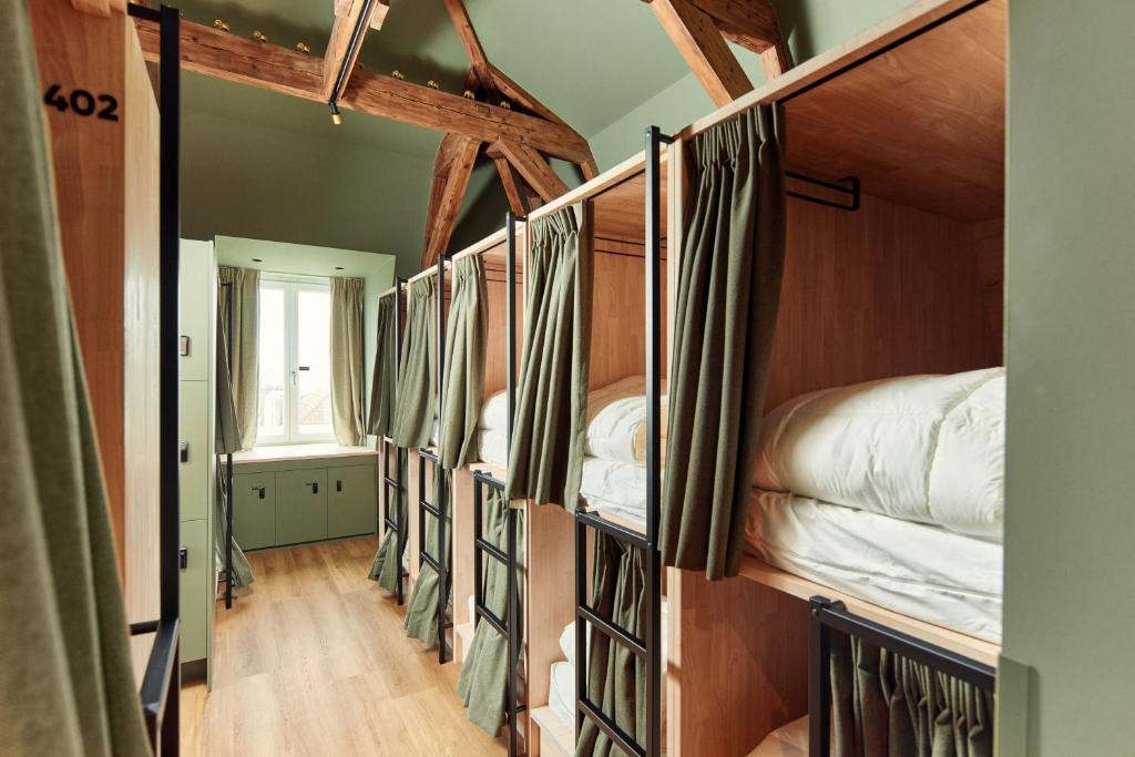 eine Reihe von Etagenbetten in einem Zimmer in der Unterkunft The Elephant Hostel in Amsterdam