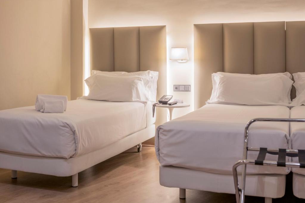 Postel nebo postele na pokoji v ubytování Hesperia Murcia Centro