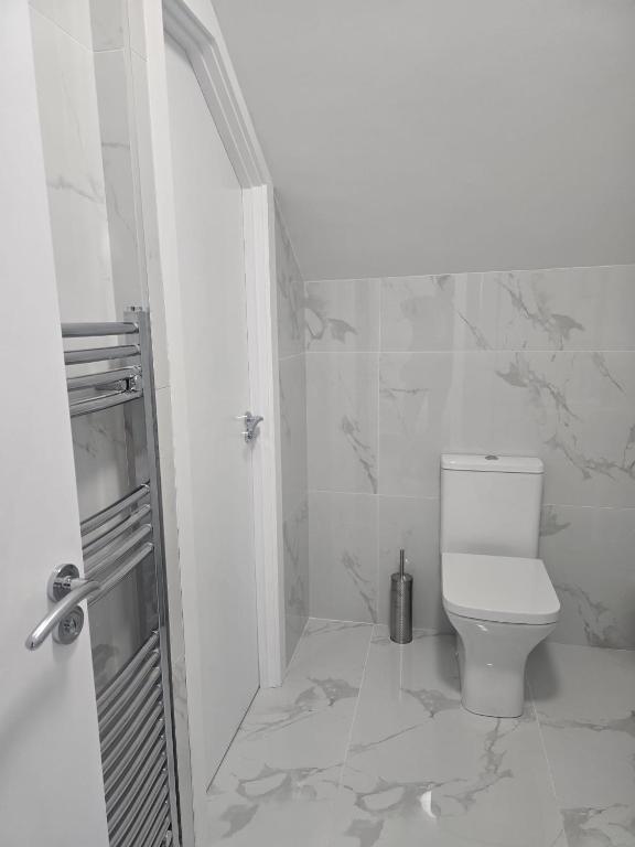 Bagno di Abi's World - 23 Kilmartin Grove Green, Hollystown, Dublin 15