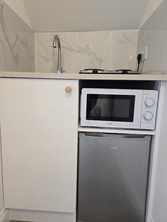 Cucina o angolo cottura di Abi's World - 23 Kilmartin Grove Green, Hollystown, Dublin 15