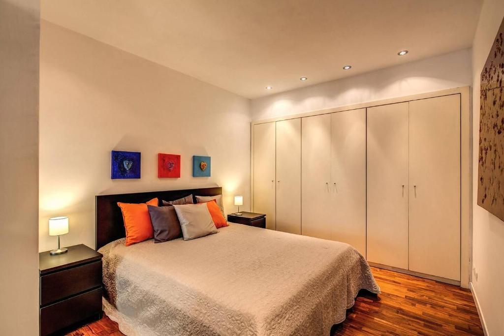 sypialnia z łóżkiem i dużą białą szafką w obiekcie Lovely apartment close Vatican w Rzymie