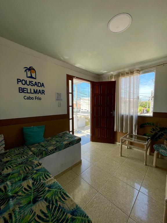 Uma área de estar em Pousada Bellmar - Praia Peró 5 min andando