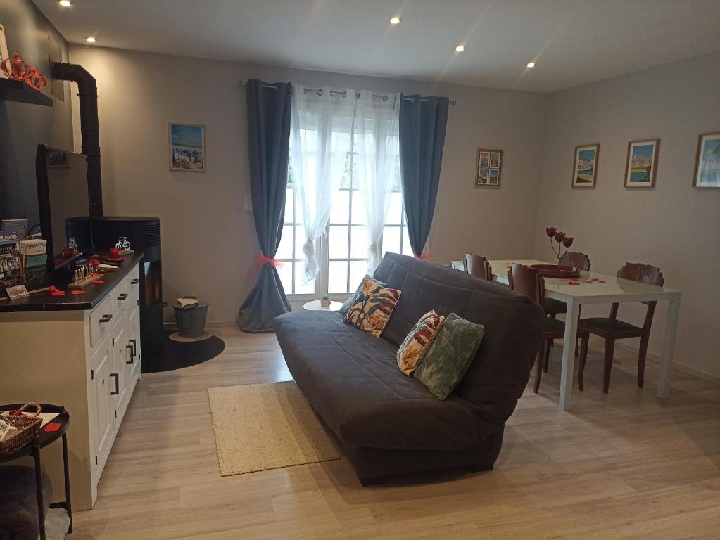 a living room with a couch and a table at Entre 2 Châteaux in Onzain