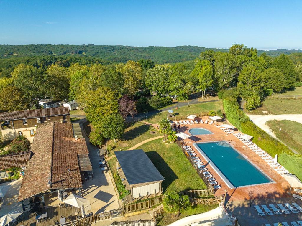 Bazén v ubytování Camping Le Mas de Sireuil nebo v jeho okolí