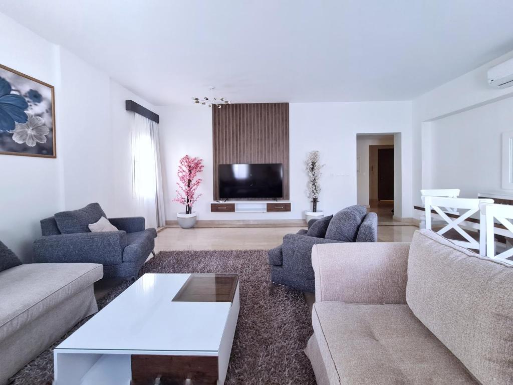 Posezení v ubytování Axxodia- Apartments In Mivida Lake District