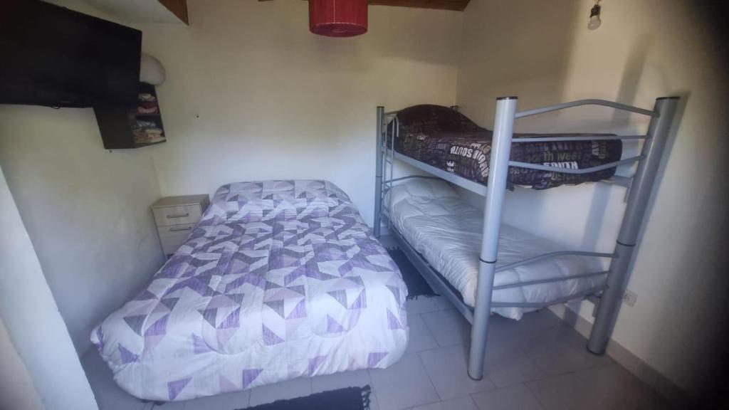 Dormitorio pequeño con litera en una habitación en Ty Hapus, en El Bolsón