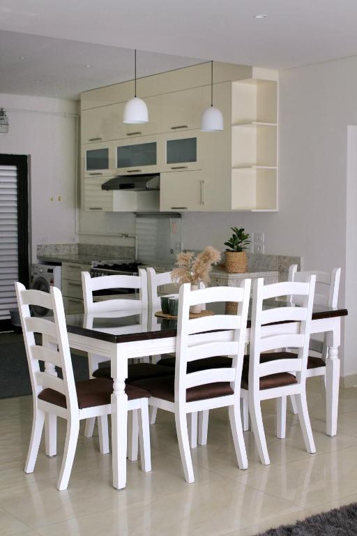 Köök või kööginurk majutusasutuses Axxodia- Apartments In Lake View Residence