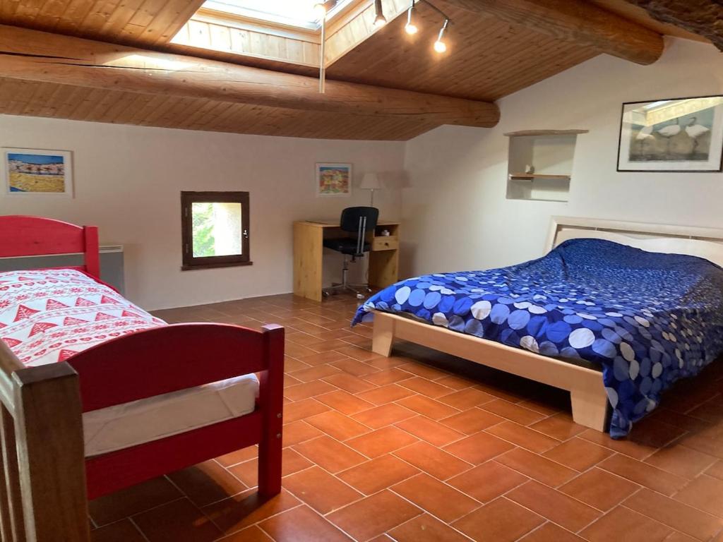 Photo de la galerie de l'établissement La Chapelle St Alban, villa 13 personnes, piscine privée et terrain de tennis, à Niozelles