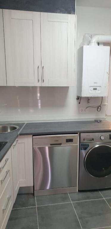 a kitchen with a sink and a dishwasher at Tú casa en Aranda in Aranda de Duero