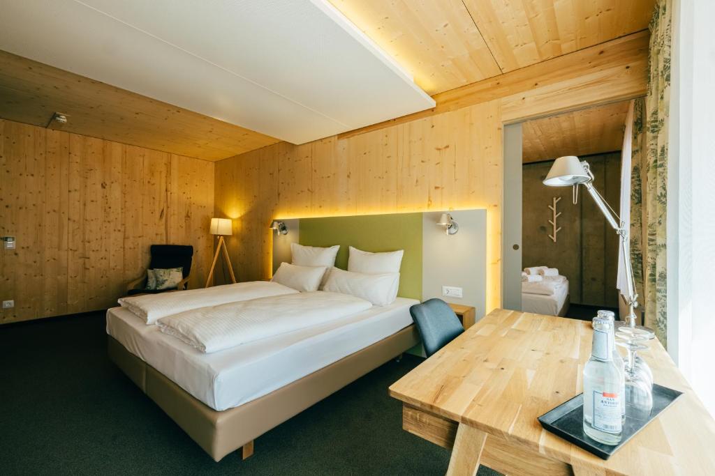 Postel nebo postele na pokoji v ubytování Ökohotel aus Holz Alea Eco