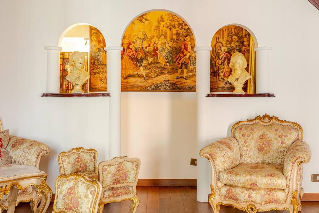 A seating area at Palazzo Viola Suite Panoramica Palermo