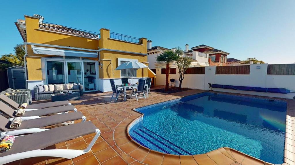 basen na podwórku domu w obiekcie Casa Olivia - A Murcia Holiday Rentals Property w mieście Torre-Pacheco
