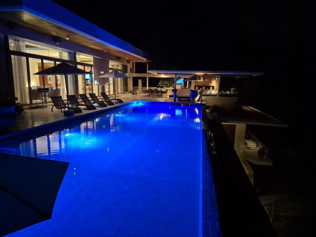 Bazén v ubytování Villa Skyfall Thailand Phuket nebo v jeho okolí