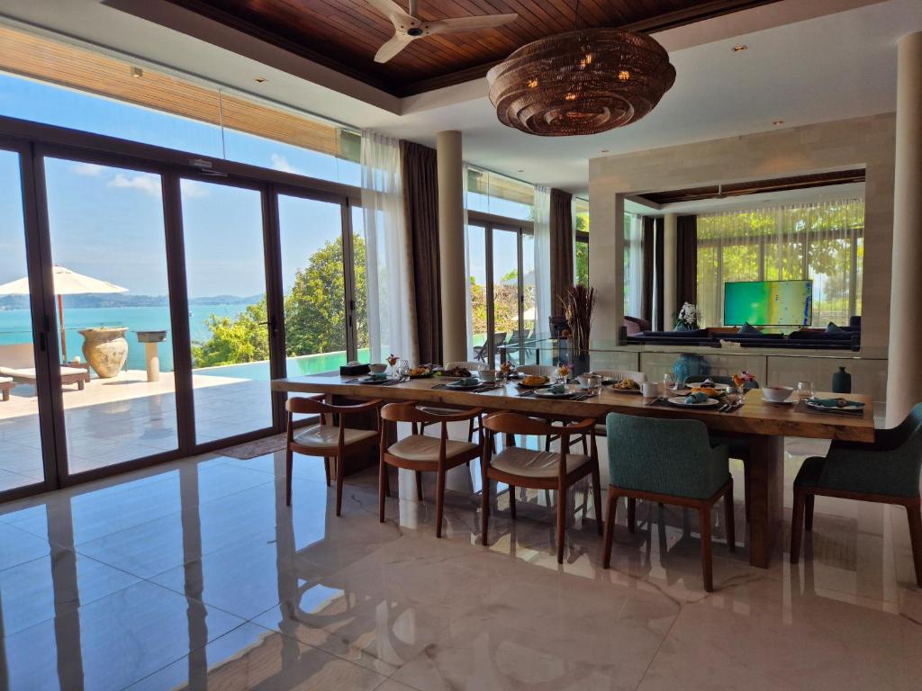 Bazén v ubytování Villa Skyfall Thailand Phuket nebo v jeho okolí