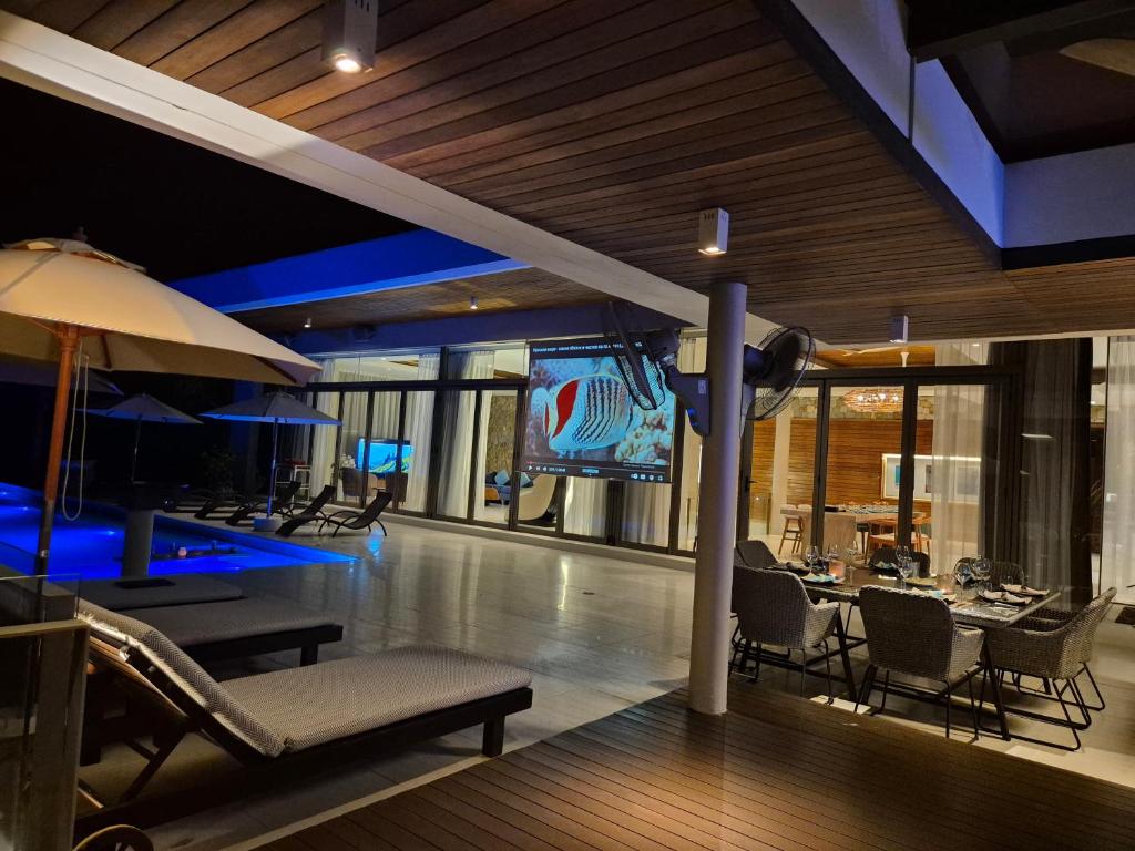 Bazén v ubytování Villa Skyfall Thailand Phuket nebo v jeho okolí